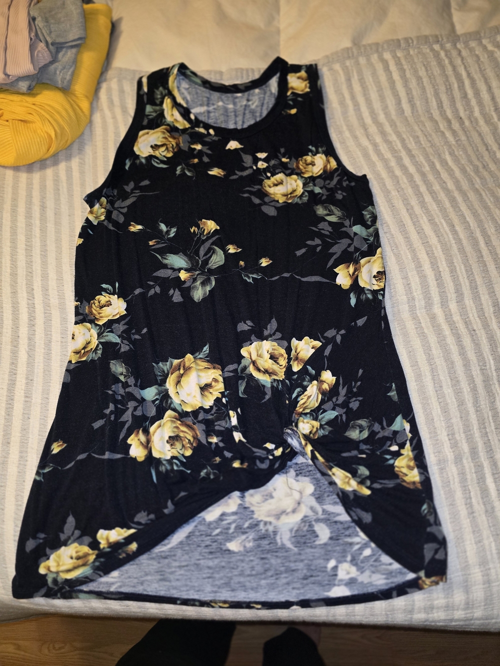 Women’s Navy Boutique Brand Floral Twist-Hem Tank Top MEDIUM